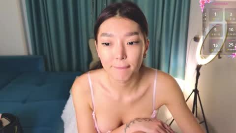 Snapshot of hey_herbal chatting on February 1, 4:16 pm Audrey online show from February 1, 4:16 pm