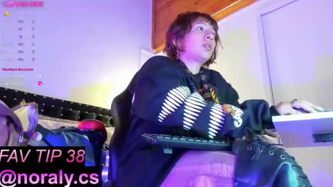Snapshot of hey_noraly chatting on September 29, 4:06 am Noraly online show from September 29, 4:06 am