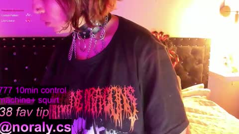 Snapshot of hey_noraly chatting on October 19, 4:13 am Noraly online show from October 19, 4:13 am