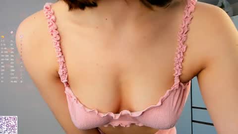 Snapshot of heyim_laura chatting on May 9, 12:21 pm Laura online show from May 9, 12:21 pm
