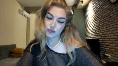 Snapshot of hi_lina chatting on June 25, 2:22 am Hi lina online show from June 25, 2:22 am