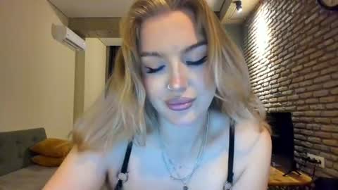 Snapshot of hi_lina chatting on June 26, 2:38 am Hi lina online show from June 26, 2:38 am