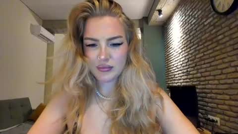 Snapshot of hi_lina chatting on July 3, 2:51 am Hi lina online show from July 3, 2:51 am