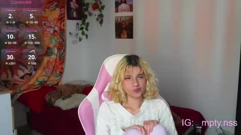 Snapshot of hi_scarlett chatting on September 18, 6:43 pm hi_scarlett online show from September 18, 6:43 pm