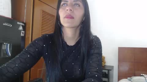 hilaril18 online show from January 19, 12:17 am