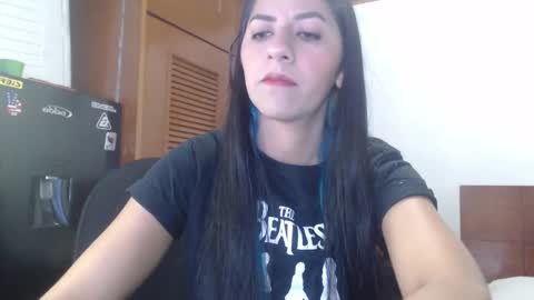 hilaril18 online show from January 19, 11:43 pm