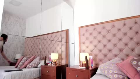 Snapshot of hillary_chen chatting on October 11, 11:42 am Hillary online show from October 11, 11:42 am