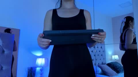 Snapshot of hillary_chen chatting on November 28, 3:20 am Hillary online show from November 28, 3:20 am