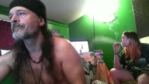 Snapshot of hippiedad333 chatting on April 16, 9:39 pm hippiedad333 online show from April 16, 9:39 pm