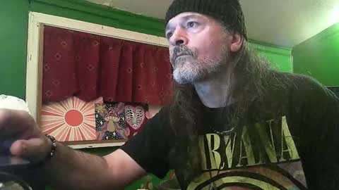 Snapshot of hippiedad333 chatting on April 18, 2:15 am hippiedad333 online show from April 18, 2:15 am