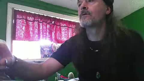 Snapshot of hippiedad333 chatting on April 19, 9:50 pm hippiedad333 online show from April 19, 9:50 pm