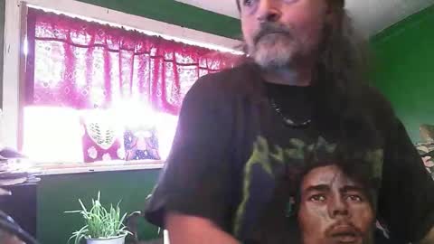 Snapshot of hippiedad333 chatting on April 23, 5:37 pm hippiedad333 online show from April 23, 5:37 pm