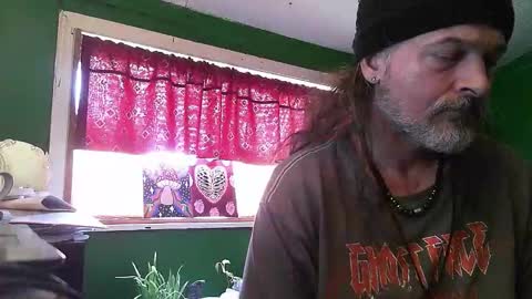 Snapshot of hippiedad333 chatting on April 24, 8:55 pm hippiedad333 online show from April 24, 8:55 pm