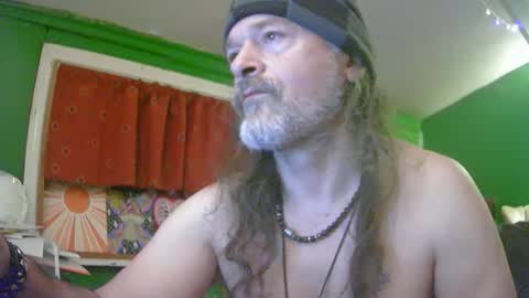 Snapshot of hippiedad333 chatting on May 28, 6:21 am hippiedad333 online show from May 28, 6:21 am