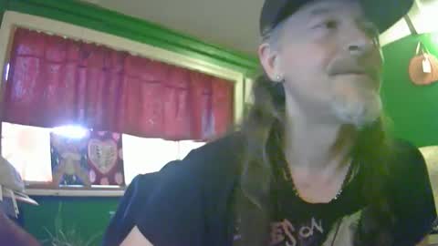 Snapshot of hippiedad333 chatting on June 5, 12:06 am hippiedad333 online show from June 5, 12:06 am