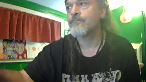 Snapshot of hippiedad333 chatting on June 15, 2:03 am hippiedad333 online show from June 15, 2:03 am
