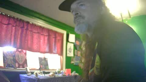 Snapshot of hippiedad333 chatting on June 18, 11:31 pm hippiedad333 online show from June 18, 11:31 pm