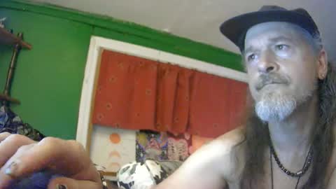Snapshot of hippiedad333 chatting on June 24, 4:33 am hippiedad333 online show from June 24, 4:33 am