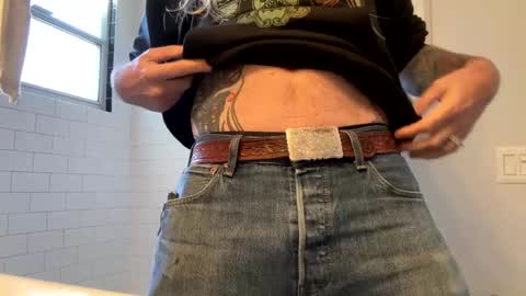 Snapshot of hippybiker chatting on January 19, 6:32 pm hippybiker online show from January 19, 6:32 pm