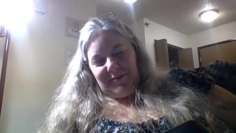 Snapshot of hippysnewhere chatting on May 9, 2:28 am hippysnewhere online show from May 9, 2:28 am