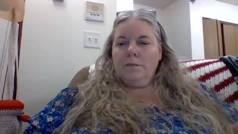 Snapshot of hippysnewhere chatting on May 12, 3:25 am hippysnewhere online show from May 12, 3:25 am
