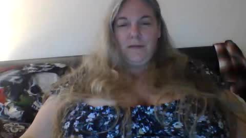 Snapshot of hippysnewhere chatting on May 16, 11:09 am hippysnewhere online show from May 16, 11:09 am