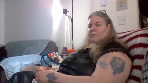 Snapshot of hippysnewhere chatting on May 18, 8:42 am hippysnewhere online show from May 18, 8:42 am