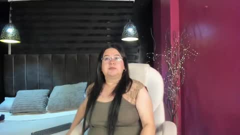 Snapshot of hirenne_ chatting on October 18, 7:20 am Hirenne online show from October 18, 7:20 am