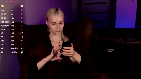 Snapshot of hitchcocianblonde_ chatting on October 14, 7:14 pm Mary online show from October 14, 7:14 pm