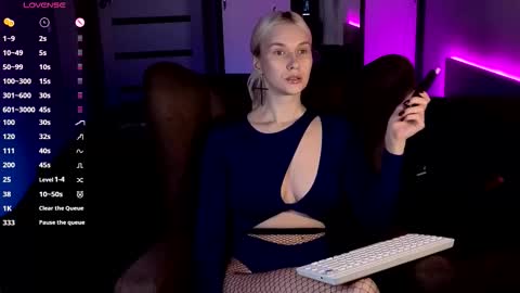 Snapshot of hitchcocianblonde_ chatting on November 6, 6:09 pm Mary online show from November 6, 6:09 pm