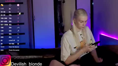 Snapshot of hitchcocianblonde_ chatting on November 29, 5:38 pm Mary online show from November 29, 5:38 pm