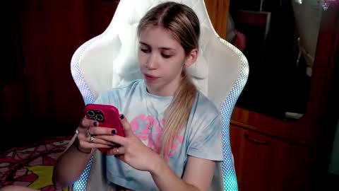 Holly online show from November 1, 6:21 pm