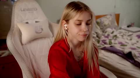 Holly online show from March 23, 7:18 pm