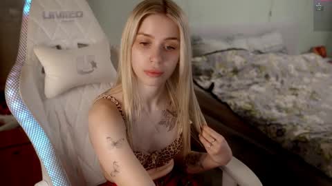 Holly online show from April 7, 6:52 pm