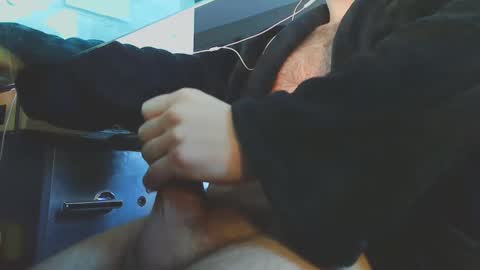 Snapshot of hockeybrad92 chatting on February 19, 11:49 am Hairy Hockey Player 92 online show from February 19, 11:49 am