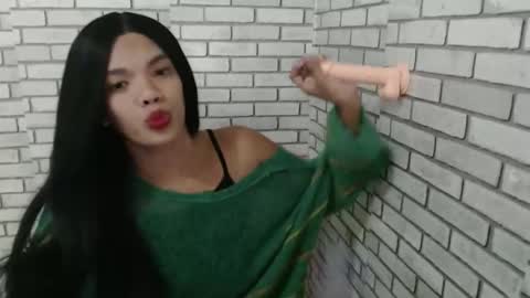 Snapshot of hoelyguine chatting on January 5, 6:00 pm Guinevere3 online show from January 5, 6:00 pm