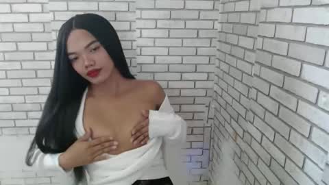 Snapshot of hoelyguine chatting on January 8, 3:42 am Guinevere3 online show from January 8, 3:42 am