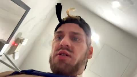 Snapshot of hoffman0189 chatting on March 5, 4:52 am hoffman0189 online show from March 5, 4:52 am