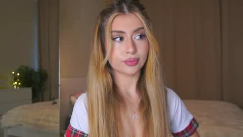 Moni Monica online show from April 4, 8:12 am