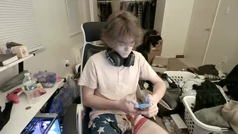 Snapshot of holdmybock chatting on December 22, 12:05 pm holdmybock online show from December 22, 12:05 pm