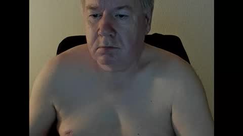 Snapshot of holgerhb53 chatting on October 18, 2:51 pm Holger online show from October 18, 2:51 pm
