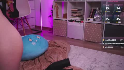 Holli online show from December 7, 6:48 pm