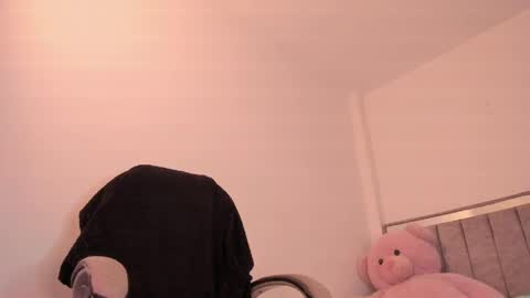 Snapshot of holly_16 chatting on April 25, 9:56 pm holly_16 online show from April 25, 9:56 pm