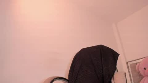 Snapshot of holly_16 chatting on May 9, 10:48 pm holly_16 online show from May 9, 10:48 pm