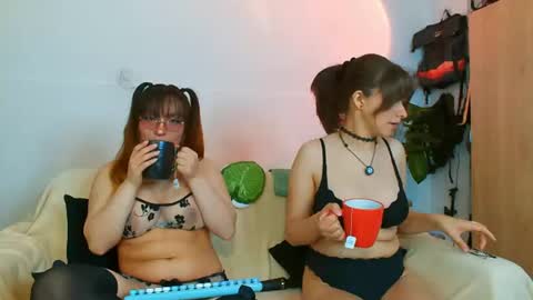 Snapshot of holly_and_honey_69 chatting on June 15, 10:01 pm Holly and Honey online show from June 15, 10:01 pm