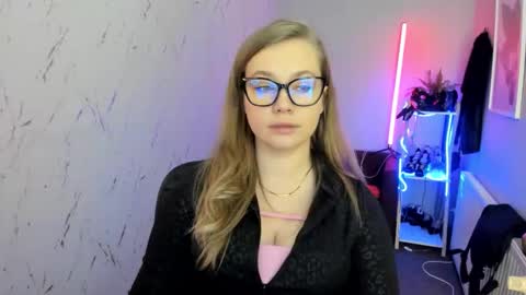 Holly online show from January 18, 8:01 pm