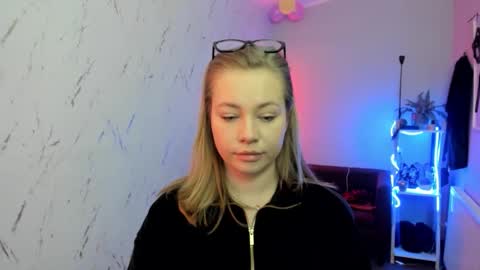 Holly online show from February 3, 8:36 pm