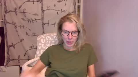 Snapshot of holly_bourbon chatting on October 16, 2:34 am holly_bourbon online show from October 16, 2:34 am