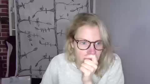 Snapshot of holly_bourbon chatting on October 20, 8:20 pm holly_bourbon online show from October 20, 8:20 pm