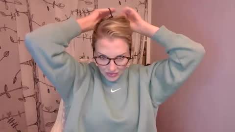 Snapshot of holly_bourbon chatting on October 31, 11:50 pm holly_bourbon online show from October 31, 11:50 pm